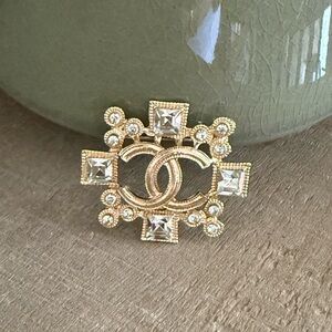 Classic double C style brooch
